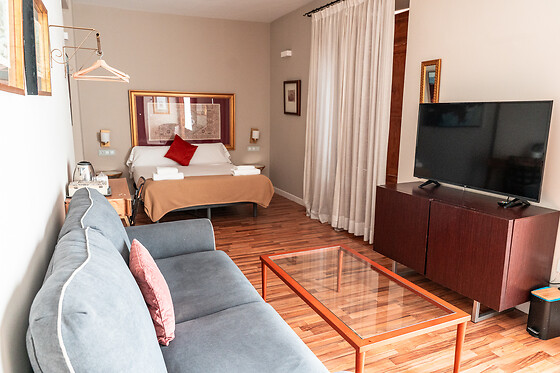 Una noche en habitación superior para 2 en Hotel Boutique Albaicín** en Coín (Málaga)