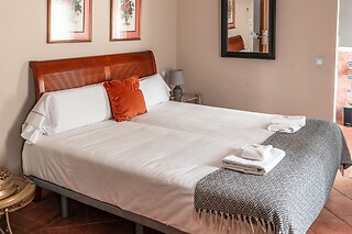 Una noche en habitación superior para 2 en Hotel Boutique Albaicín** en Coín (Málaga)