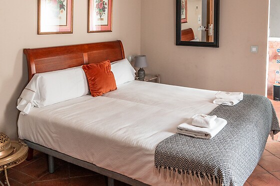 Una noche en habitación superior para 2 en Hotel Boutique Albaicín** en Coín (Málaga)