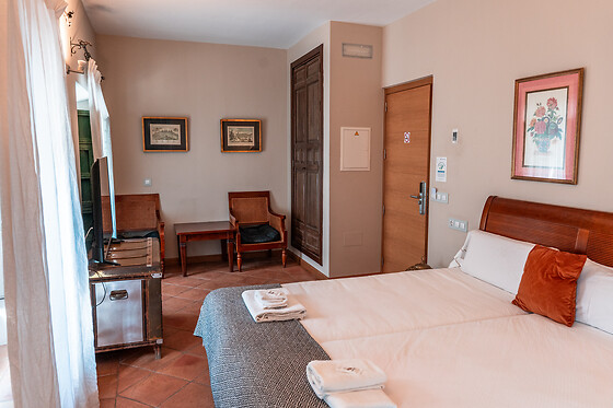 Una noche en habitación superior para 2 en Hotel Boutique Albaicín** en Coín (Málaga)