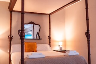 Una noche en habitación superior para 2 en Hotel Boutique Albaicín** en Coín (Málaga)