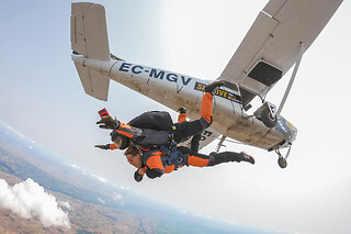 Un vuelo panorámico sobre la cuidad de Valliadolid y caida libre para 1 en Skydive Valladolid en Matilla de los Caños (Valladolid)