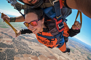 Un vuelo panorámico sobre la cuidad de Valliadolid y caida libre para 1 en Skydive Valladolid en Matilla de los Caños (Valladolid)