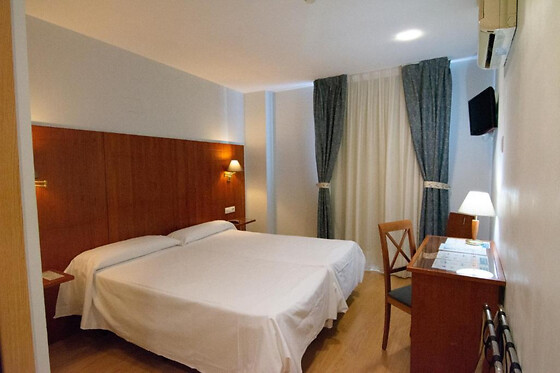 Una noche para 3 en Hotel Hispania en Zaragoza