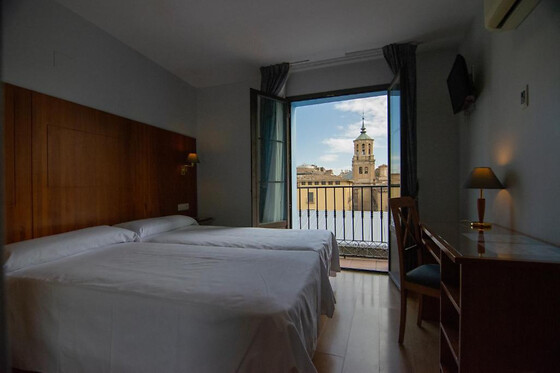 Una noche para 3 en Hotel Hispania en Zaragoza