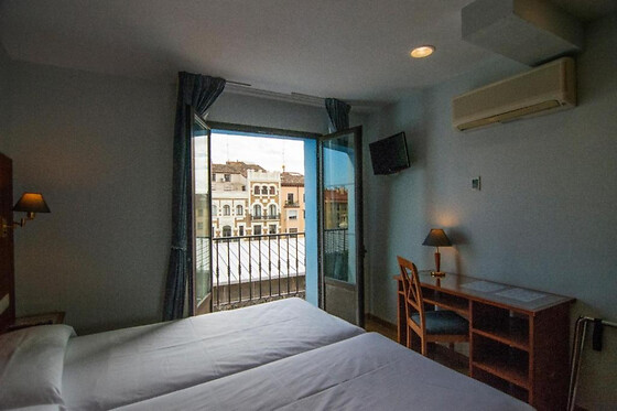 Una noche para 3 en Hotel Hispania en Zaragoza