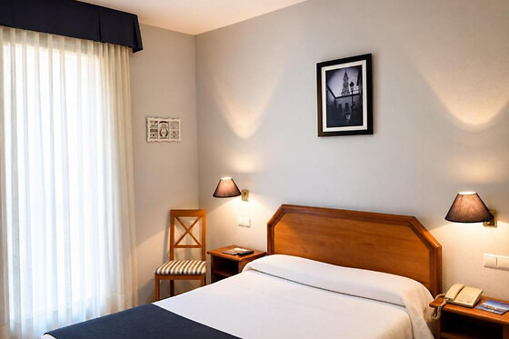 Una noche para 3 en Hotel Hispania en Zaragoza