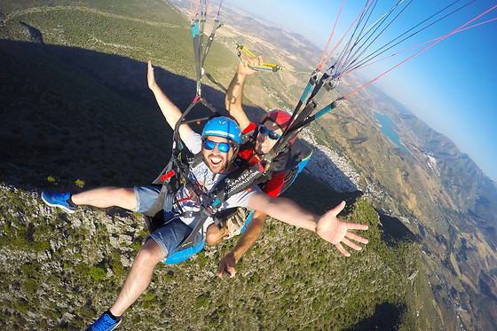Un vuelo en Parapente biplaza Simultáneo Básico para 2 en Parapente Algodonales en Algodones (Cádiz)