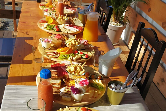 Una noche en casita canaria con reservado de tarima para 2 en Serendipia Natural Social Club en Buzanada (Santa Cruz de Tenerife)