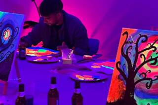 Una experiencia creativa de pintura neón y barra libre de cerveza para 1 en Craft & Beer en Madrid