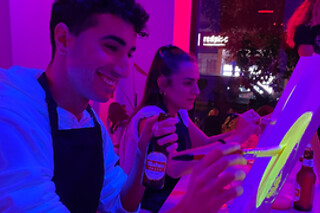 Una experiencia creativa de pintura neón y barra libre de cerveza para 1 en Craft & Beer en Madrid