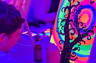 Una experiencia creativa de pintura neón y barra libre de cerveza para 1 en Craft & Beer en Madrid