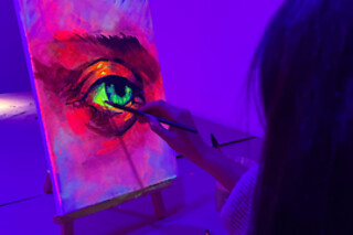 Una experiencia creativa de pintura neón y barra libre de cerveza para 1 en Craft & Beer en Madrid