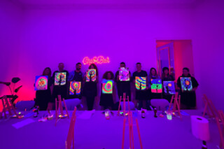 Una experiencia creativa de pintura neón y barra libre de cerveza para 1 en Craft & Beer en Madrid
