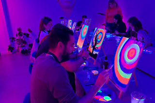 Una experiencia creativa de pintura neón y barra libre de cerveza para 1 en Craft & Beer en Madrid