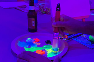 Una experiencia creativa de pintura neón y barra libre de cerveza para 1 en Craft & Beer en Madrid