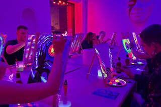 Una experiencia creativa de pintura neón y barra libre de cerveza para 1 en Craft & Beer en Madrid