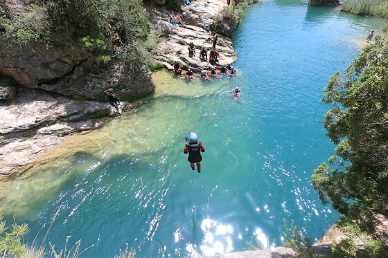 Una experiencia de vía ferrata y barranco para 2 en Amadablam Aventura en Guadarrama (Madrid)