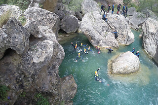 Una experiencia de vía ferrata y barranco para 2 en Amadablam Aventura en Guadarrama (Madrid)