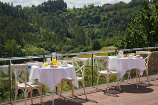 Una noche con desayuno y experiencia bienestar para 2 en Hotel Txoriene en Arrieta (Bizkaia)