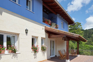 Una noche con desayuno y experiencia bienestar para 2 en Hotel Txoriene en Arrieta (Bizkaia)