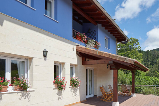 Una noche con desayuno y experiencia bienestar para 2 en Hotel Txoriene en Arrieta (Bizkaia)