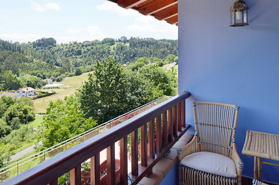 Una noche con desayuno y experiencia bienestar para 2 en Hotel Txoriene en Arrieta (Bizkaia)