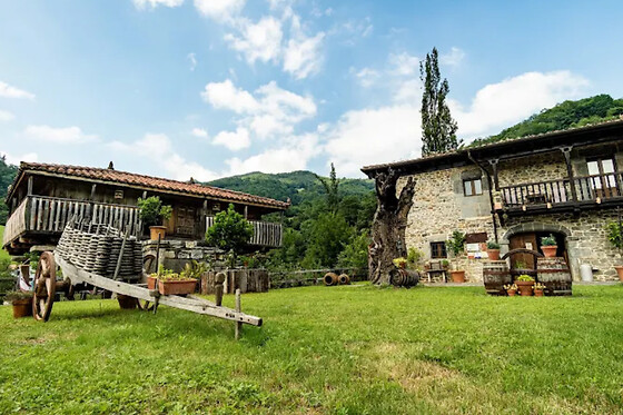 Una noche en habitación superior con desayuno para 2 en Casona de El Castañíu en Serrapio Aller (Asturias)