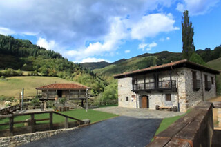 Una noche en habitación superior con desayuno para 2 en Casona de El Castañíu en Serrapio Aller (Asturias)
