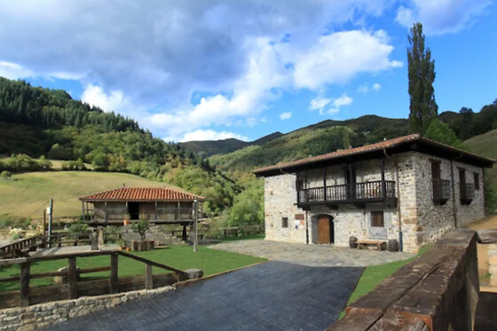 Una noche en habitación superior con desayuno para 2 en Casona de El Castañíu en Serrapio Aller (Asturias)