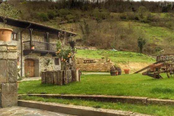 Una noche en habitación superior con desayuno para 2 en Casona de El Castañíu en Serrapio Aller (Asturias)