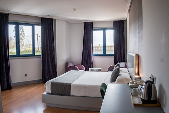 Una noche en habitación superior con bañera hidromasaje y desayuno para 2 en Alda Carballo*** en Carballo (A Coruña)