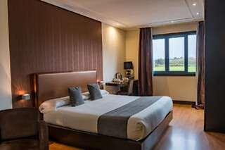 Una noche en habitación superior con bañera hidromasaje y desayuno para 2 en Alda Carballo*** en Carballo (A Coruña)