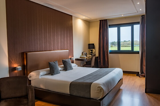 Una noche en habitación superior con bañera hidromasaje y desayuno para 2 en Alda Carballo*** en Carballo (A Coruña)