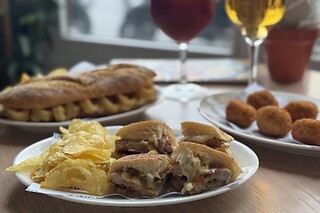Una comida o una cena para 2 en Singular de Cantalobos en Sevilla