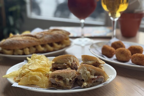 Una comida o una cena para 2 en Singular de Cantalobos en Sevilla