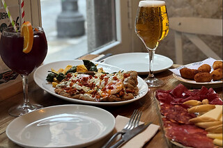 Una comida o una cena para 2 en Singular de Cantalobos en Sevilla