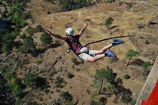 Un salto puenting para 2 en Highjump Salto Límite en Buitrago del Lozoya (Madrid)