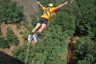 Un salto puenting para 2 en Highjump Salto Límite en Buitrago del Lozoya (Madrid)