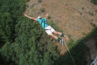 Un salto puenting para 2 en Highjump Salto Límite en Buitrago del Lozoya (Madrid)