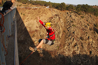 Un salto puenting para 2 en Highjump Salto Límite en Buitrago del Lozoya (Madrid)