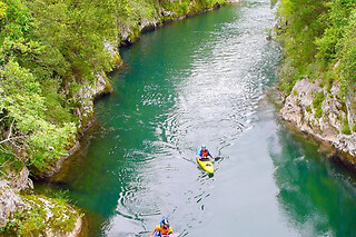Un descenso en canoa por el Río Sella con picnic para 1 en Zenit Experiencias en Arriondas (Asturias)