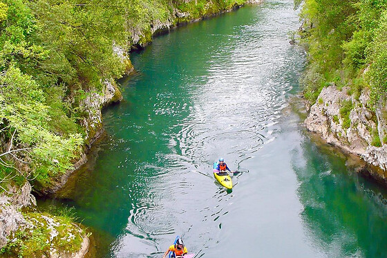 Un descenso en canoa por el Río Sella con picnic para 1 en Zenit Experiencias en Arriondas (Asturias)