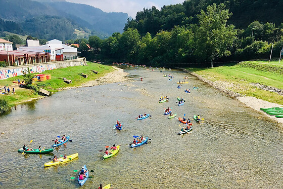 Un descenso en canoa por el Río Sella con picnic para 1 en Zenit Experiencias en Arriondas (Asturias)
