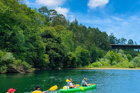 Un descenso en canoa por el Río Sella con picnic para 1 en Zenit Experiencias en Arriondas (Asturias)