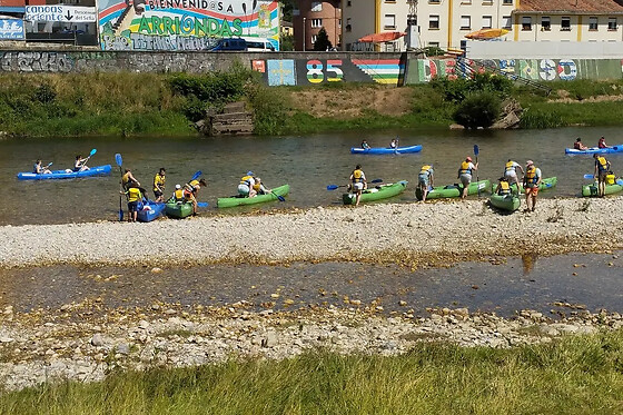 Un descenso en canoa por el Río Sella con picnic para 1 en Zenit Experiencias en Arriondas (Asturias)