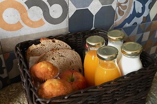 Una noche en estudio con bañera hidromasaje privada y desayuno gourmet para 2 en Apartamentos Jardines Villaverde en Villaverde de Pontones (Cantabria)