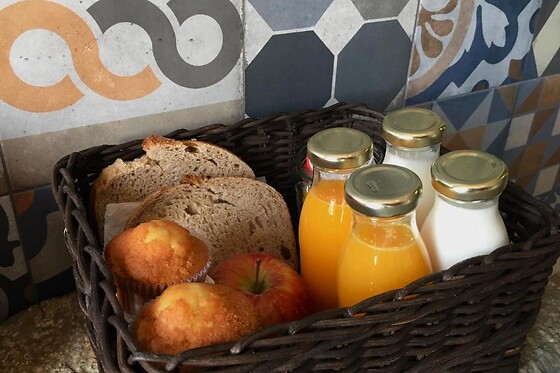 Una noche en estudio con bañera hidromasaje privada y desayuno gourmet para 2 en Apartamentos Jardines Villaverde en Villaverde de Pontones (Cantabria)