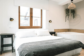 Una noche en estudio con bañera hidromasaje privada y desayuno gourmet para 2 en Apartamentos Jardines Villaverde en Villaverde de Pontones (Cantabria)
