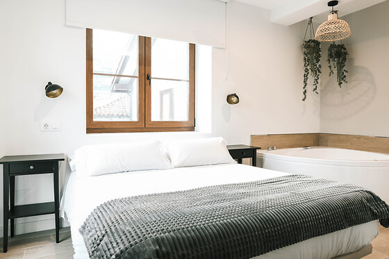 Una noche en estudio con bañera hidromasaje privada y desayuno gourmet para 2 en Apartamentos Jardines Villaverde en Villaverde de Pontones (Cantabria)